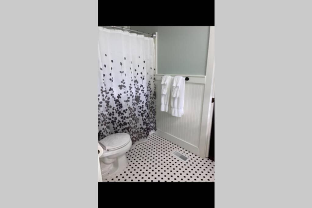 Tucked Away Newly Renovated 2 Bedroom/ 1 Bath Sleeps 8 Beaufort Esterno foto