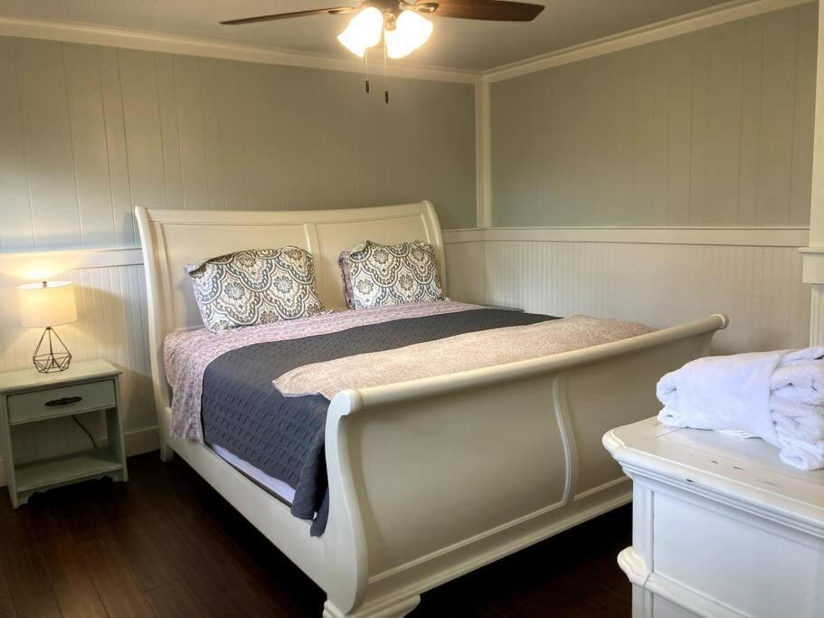 Tucked Away Newly Renovated 2 Bedroom/ 1 Bath Sleeps 8 Beaufort Esterno foto